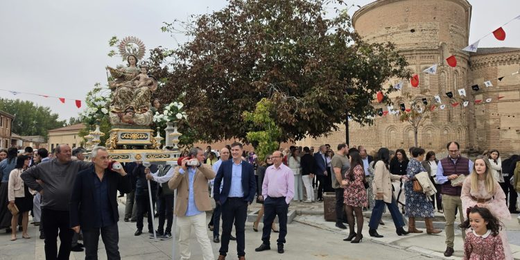 Bailes y vivas a la Virgen del Rosario en el día grande de las fiestas de Rágama que siguen hoy con parque infantil y aperitivo popular