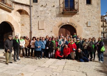 La asociación de mayores San Miguel, de Peñaranda, disfruta de un viaje a tierras segovianas visitando Pedraza y Sepúlveda