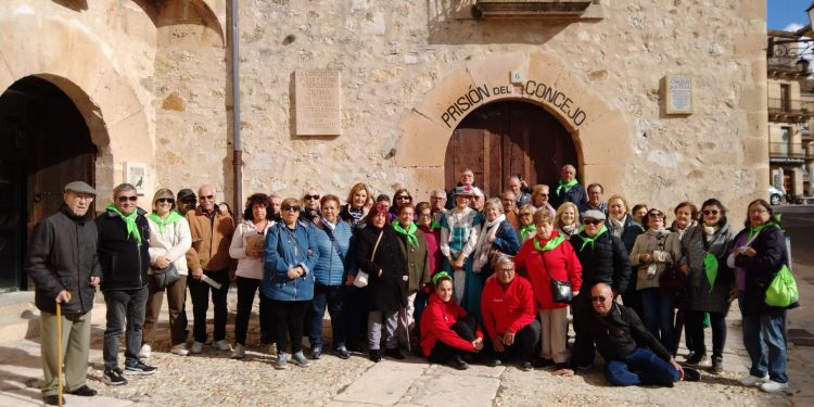 La asociación de mayores San Miguel, de Peñaranda, disfruta de un viaje a tierras segovianas visitando Pedraza y Sepúlveda