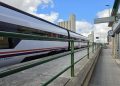 Pasajeros del tren cogen el bus en Peñaranda: la avería de un mercancías provoca retrasos en la línea entre Salamanca y Ávila