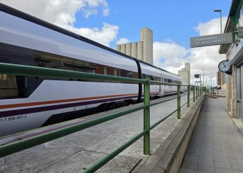 Pasajeros del tren cogen el bus en Peñaranda: la avería de un mercancías provoca retrasos en la línea entre Salamanca y Ávila