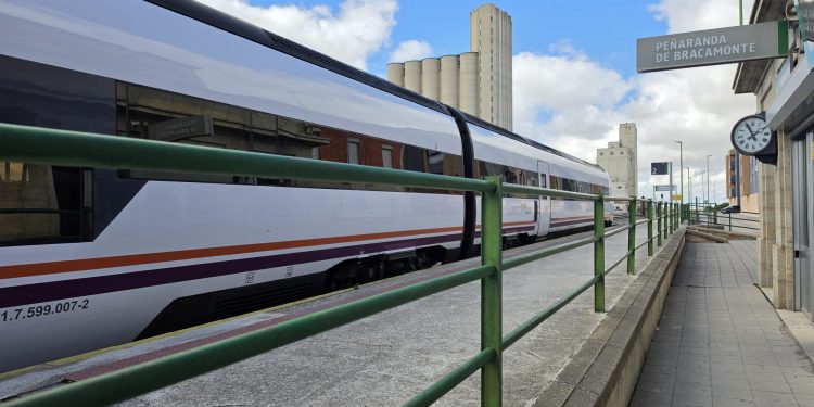 Pasajeros del tren cogen el bus en Peñaranda: la avería de un mercancías provoca retrasos en la línea entre Salamanca y Ávila