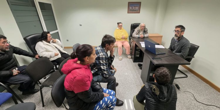 «Para ustedes será un negocio, para nosotros es un hogar»: arranca en Babilafuente la negociación vecinal con la Sareb